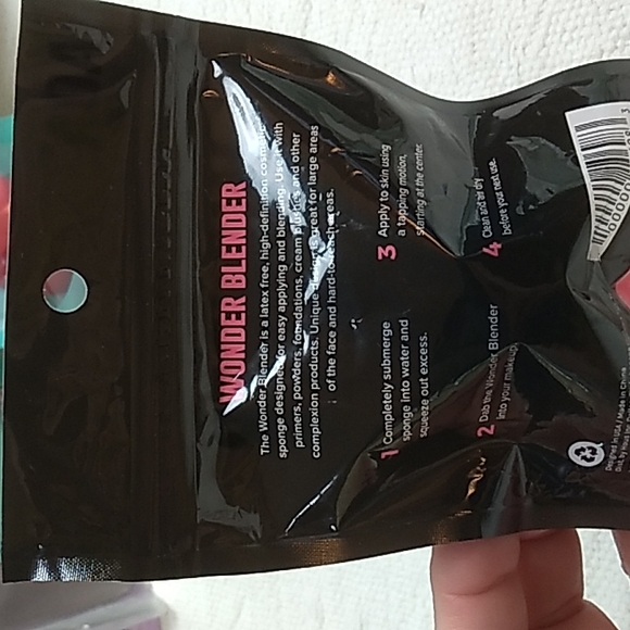 AOA Makeup Blenders, Blender Travel Covers & Mixing Palette - Picture 3 of 9